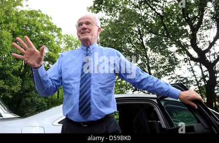 Kommissarischer Ministerpräsident des Landes Nord-Rhein-Westfalen (NRW) Juergen Ruettgers verlässt ein Treffen der Christdemokraten (CDU) regionale Partei Stuhl in Düsseldorf, 19. Juni 2010. Ruettgers Wil nicht führen erneut zum Ministerpräsidenten. Foto: Julian Stratenschulte Stockfoto