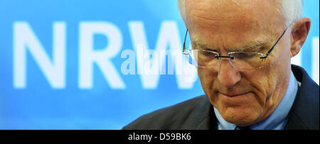 Kommissarischer Ministerpräsident des Landes Nord-Rhein-Westfalen (NRW) Juergen Ruettgers verlässt ein Treffen der Christdemokraten (CDU) regionale Partei Stuhl in Düsseldorf, 19. Juni 2010. Ruettgers Wil nicht führen erneut zum Ministerpräsidenten. Foto: Julian Stratenschulte Stockfoto