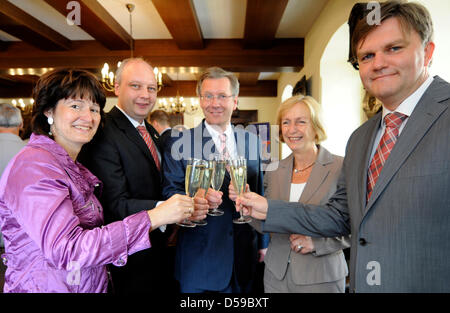 Bundesland Niedersachsen Prime Minister Chritsian Wulff (C) wirft Gläser zu seinem 51. Geburtstag mit (L-R) Minister of Agriculture Astrid Grotelueschen, Minister der Wirtschaft Jörg Bode, Minister of Science Johanna Wanka und Minister des Interieurs Uwe Schuenemann vor der 30. Tag des unteren gebrühter in Celle, Deutschland, 19. Juni 2010. Rund 8.000 Menschen aus 85 Clubs und Nikotinabhängigkeit Stockfoto