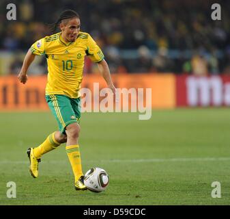 Südafrikas Steven Pienaar steuert den Ball während des 2010 FIFA World Cup Gruppe A Match zwischen Südafrika und Uruguay im Loftus Versfeld Stadion in Pretoria, Südafrika 16. Juni 2010. Foto: Entnehmen Sie Achim Scheidemann - bitte http://dpaq.de/FIFA-WM2010-TC Stockfoto