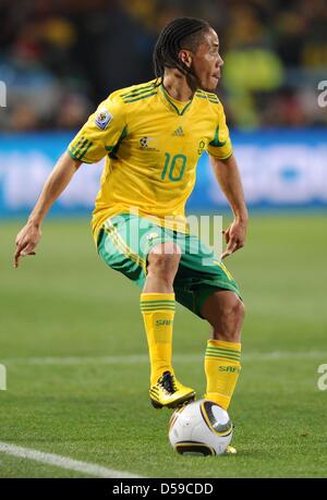 Südafrikas Steven Pienaar steuert den Ball während des 2010 FIFA World Cup Gruppe A Match zwischen Südafrika und Uruguay im Loftus Versfeld Stadion in Pretoria, Südafrika 16. Juni 2010. Foto: Entnehmen Sie Achim Scheidemann - bitte http://dpaq.de/FIFA-WM2010-TC Stockfoto