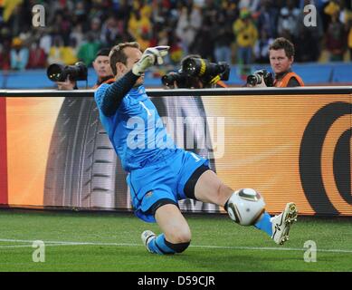 Australiens Torwart Mark Schwarzer spart ein Schuss während des 2010 FIFA World Cup Gruppe D-match zwischen Ghana und Australien bei der Royal Bafokeng Stadion in Rustenburg, Südafrika 19. Juni 2010. Foto: Entnehmen Sie Achim Scheidemann - bitte http://dpaq.de/FIFA-WM2010-TC Stockfoto