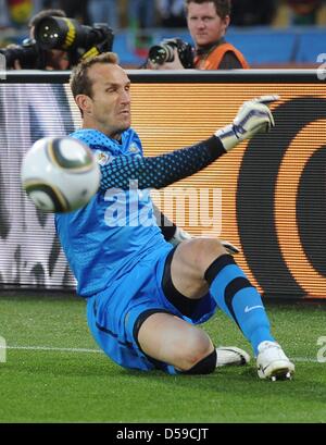 Australiens Torwart Mark Schwarzer spart ein Schuss während des 2010 FIFA World Cup Gruppe D-match zwischen Ghana und Australien bei der Royal Bafokeng Stadion in Rustenburg, Südafrika 19. Juni 2010. Foto: Entnehmen Sie Achim Scheidemann - bitte http://dpaq.de/FIFA-WM2010-TC Stockfoto