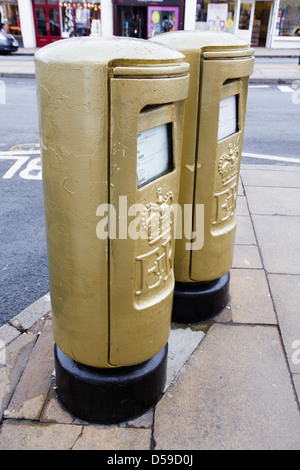 Zwei gold Briefkästen in der Bridge Street, Stratford-Upon-Avon, Behindertensportler James Roes Goldmedaille bei den Olympischen Spielen 2012 zu markieren Stockfoto