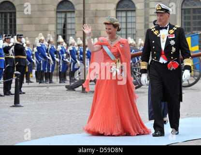 Königin Sonja von Norwegen und König Harald v. von Norwegen kommen für die Hochzeit von Kronprinzessin Victoria von Schweden und Daniel Westling in Stockholm, Schweden, 19. Juni 2010. Foto: JOCHEN LUEBKE Stockfoto
