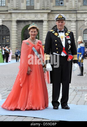 Königin Sonja von Norwegen und König Harald v. von Norwegen kommen für die Hochzeit von Kronprinzessin Victoria von Schweden und Daniel Westling in Stockholm, Schweden, 19. Juni 2010. Foto: JOCHEN LUEBKE Stockfoto