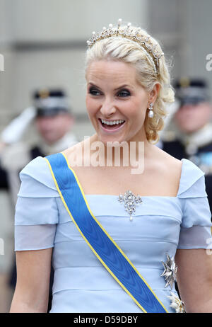 Prinzessin Mette-Marit aus Norwegen kommt für die Hochzeit von Kronprinzessin Victoria von Schweden und Daniel Westling in Stockholm, Schweden, 19. Juni 2010. Foto: JOCHEN LUEBKE Stockfoto