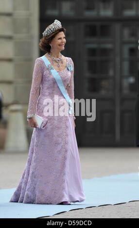 Königin Silvia von Schweden kommt für die Hochzeit von Kronprinzessin Victoria von Schweden und Daniel Westling in Stockholm, Schweden, 19. Juni 2010. Foto: JOCHEN LUEBKE Stockfoto