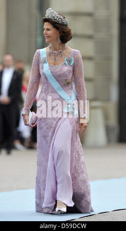 Königin Silvia von Schweden kommt für die Hochzeit von Kronprinzessin Victoria von Schweden und Daniel Westling in Stockholm, Schweden, 19. Juni 2010. Foto: JOCHEN LUEBKE Stockfoto