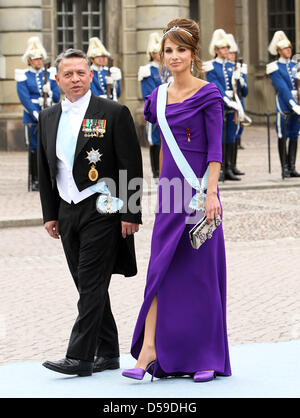 König Abdullah II von Jordanien und seine Frau Königin Rania von Jordanien ankommen für die Hochzeit von Kronprinzessin Victoria von Schweden und Daniel Westling in Stockholm, Schweden, 19. Juni 2010. Foto: Albert Nieboer (Niederlande) Stockfoto