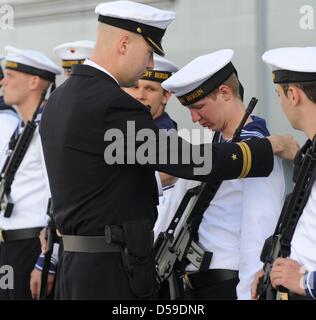 Ein Marine-Offizier inspiziert die Besatzung der deutschen Marine Versorgungsschiff "Berlin" in Eckernfoerde, Deutschland, 20. Juni 2010. 'Berlin' wurde vor elf Jahren in Dienst gestellt. Foto: Maurizio Gambarini Stockfoto