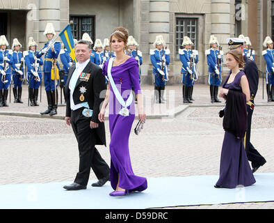 König Abdullah II von Jordanien und seine Frau Königin Rania von Jordanien ankommen für die Hochzeit von Kronprinzessin Victoria von Schweden und Daniel Westling in Stockholm, Schweden, 19. Juni 2010. Foto: Patrick van Katwijk Stockfoto
