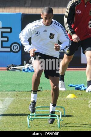 Deutsche Spieler Dennis Aogo während einer Trainingseinheit der deutschen Fußball-Nationalmannschaft im Super Stadium in Atteridgeville in der Nähe von Pretoria, 20. Juni 2010. Foto: Bernd Weißbrod dpa Stockfoto