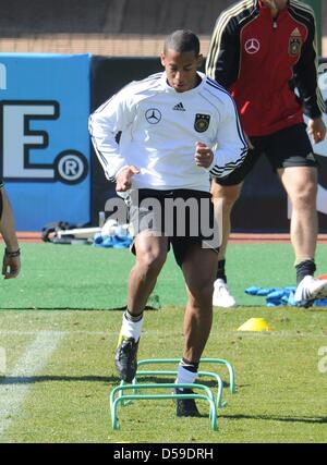 Deutsche Spieler Dennis Aogo während einer Trainingseinheit der deutschen Fußball-Nationalmannschaft im Super Stadium in Atteridgeville in der Nähe von Pretoria, 20. Juni 2010. Foto: Bernd Weißbrod dpa Stockfoto