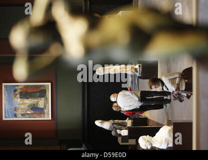 Besucher wieder Albertinum Museum Auge Skulpturen in Dresden, Deutschland, 20. Juni 2010 eröffnet. Einige 3.500 Leute besucht, da Albertinum Museum am 19./20. wiedereröffnet Juni 2010 nach sechs Jahren der Sanierung und Erweiterung. Rund 51 Millionen Euro wurden investiert, um die Gebäude entsprechen aktuellen Standards haben. Foto: OLIVER KILLIG Stockfoto