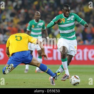 Côte d ' Ivoire Yaya Toure (R) wetteifert um den Ball mit Brasiliens Felipe Melo während des 2010 FIFA World Cup G Gruppenspiel zwischen Brasilien und der Elfenbeinküste im Soccer City Stadium in Johannesburg, Südafrika 20. Juni 2010. Foto: Achim Scheidemann Dpa - verweisen wir auf http://dpaq.de/FIFA-WM2010-TC +++(c) Dpa - Bildfunk +++ Stockfoto