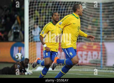 Brasiliens Luis Fabiano (R) feiert erzielte mit Teamkollege Robinho als Côte d ' Ivoire Torwart Boubacar Barry ausgetretenen liegt auf dem Boden während des 2010 FIFA World Cup G Gruppenspiel zwischen Brasilien und der Elfenbeinküste im Soccer City Stadium in Johannesburg, Südafrika 20. Juni 2010. Foto: Achim Scheidemann Dpa - entnehmen Sie bitte http://dpaq.de/FIFA-WM2010-TC Stockfoto