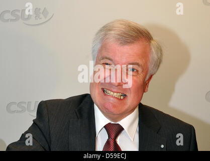 CSU-Parteivorsitzenden und bayerische Ministerpräsident Horst Seehofer macht ein Gesicht zu Beginn der Vorstandssitzung seiner Partei in München, Deutschland, 21. Juni 2010. Foto: Peter Kneffel Stockfoto