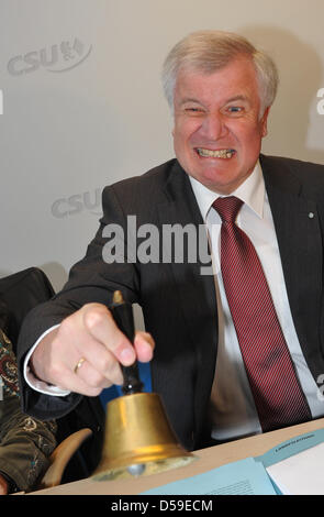 CSU-Parteivorsitzenden und bayerische Ministerpräsident Horst Seehofer macht ein Gesicht zu Beginn der Vorstandssitzung seiner Partei in München, Deutschland, 21. Juni 2010. Foto: Peter Kneffel Stockfoto