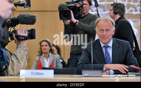 Der ehemalige Bundesminister für Umwelt Jürgen Trittin (die grünen) steht eine Ermittlungskommission an den unteren Sächsischen Landtag in Hannover, Deutschland, 21. Juni 2010. Die Asse-Kommission prüft die Angelegenheit von der defekten atomaren Endlagers Asse II und versucht, herauszufinden, was die Mängel in das geologische Tiefenlager im Landkreis Wolfenbüttel führte. Die Stockfoto