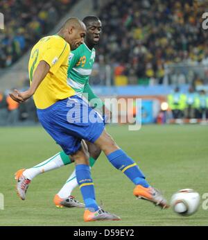 Côte d ' Ivoire Yaya Toure (R) wetteifert um den Ball mit Brasiliens Maicon während des 2010 FIFA World Cup G Gruppenspiel zwischen Brasilien und der Elfenbeinküste im Soccer City Stadium in Johannesburg, Südafrika 20. Juni 2010. Foto: Achim Scheidemann Dpa - entnehmen Sie bitte http://dpaq.de/FIFA-WM2010-TC Stockfoto