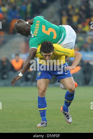 Brasiliens Elano (unten) wetteifert um den Ball mit Côte d ' Ivoire Didier Zokora während des 2010 FIFA World Cup G Gruppenspiel zwischen Brasilien und der Elfenbeinküste im Soccer City Stadium in Johannesburg, Südafrika 20. Juni 2010. Foto: Achim Scheidemann Dpa - entnehmen Sie bitte http://dpaq.de/FIFA-WM2010-TC Stockfoto