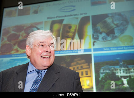 Richard Oetker, der als Partner der Dr. August Oetker KG persönlich haftet, lächelt auf der Bilanz-Pressekonferenz seines Unternehmens am 22. Juni 2010. Die Oetker-Gruppe blickt auf das Geschäftsjahr 2009 zurück. Richard Oetker präsentiert der Bericht zum ersten Mal, als er auf Unternehmensführung an der Wende des Jahres nahm. Foto: Bernd Thissen Stockfoto