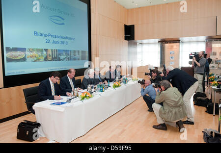 Die Management-Gruppe der Dr. August Oetker KG und seine persönlich haftender Gesellschafter Richard Oetker (4 - L) warten auf der Bilanz-Pressekonferenz am 22. Juni 2010 beginnen. Die Oetker-Gruppe blickt auf ihr Geschäftsjahr 2009 zurück. Richard Oetker legt den Bericht zum ersten Mal auf Unternehmensführung an der Wende des Jahres genommen haben. Foto: Bernd Thissen Stockfoto
