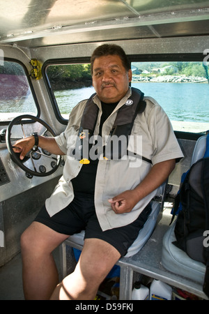 Ein Mitglied der Kitasoo Xai'xais First Nation auf seinem Boot im Dorf Klemtu, auf Schwindel Island, British Columbia, Kanada. Stockfoto