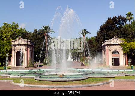 Tagsüber, Bild des kybernetischen Brunnens im Doña Casilda Iturrizar Park, Bilbao Stockfoto