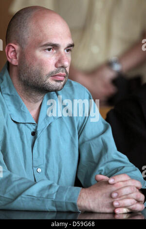 Alexander R.-Angeklagten des Mordes sitzt in einem Gerichtssaal der regionalen Gericht Aschaffenburg (geringere Frankconia), Deutschland am 23. Juni 2010. Der Mörder eine Frau wird zu lebenslanger Haft verurteilt. Das Amtsgericht behauptete auch die schwere Schuld im Rahmen der Aktionen der 38 Jahre alte Mann liegen. Alexander R. gestand, dass er die 32-jährige Carmen S. vor der Ca ermordet Stockfoto
