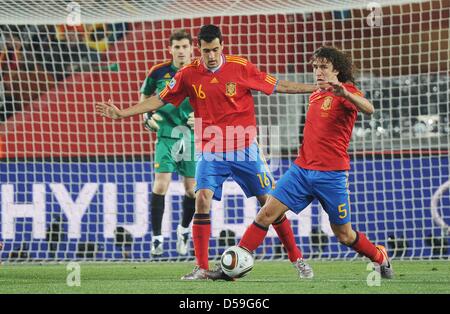 Spaniens Carles Puyol (R-L), Sergio Busquets und Torhüter Iker Casillas während des 2010 FIFA World Cup Gruppe H-match zwischen Spanien und Honduras im Ellis Park Stadium in Johannesburg, Südafrika 21. Juni 2010. Foto: Entnehmen Sie Achim Scheidemann - bitte http://dpaq.de/FIFA-WM2010-TC Stockfoto