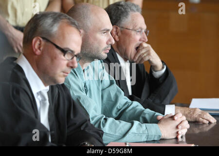 Alexander R.-Angeklagten des Mordes sitzt in einem Gerichtssaal der regionalen Gericht Aschaffenburg (geringere Frankconia), Deutschland am 23. Juni 2010. Der Mörder eine Frau wird zu lebenslanger Haft verurteilt. Das Amtsgericht behauptete auch die schwere Schuld im Rahmen der Aktionen der 38 Jahre alte Mann liegen. Alexander R. gestand, dass er die 32-jährige Carmen S. vor der Ca ermordet Stockfoto