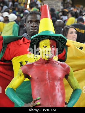 Fans auf der Tribüne Stand entsprechen der FIFA WM 2010-Gruppe D zwischen Ghana und Deutschland im Soccer City Stadium in Johannesburg, Südafrika 23. Juni 2010. Foto: Bernd Weissbrod Dpa - entnehmen Sie bitte http://dpaq.de/FIFA-WM2010-TC Stockfoto