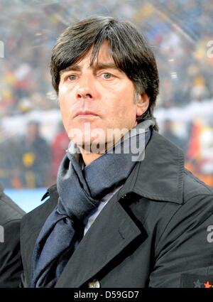 Deutschlands Trainer Joachim Löw während der 2010 FIFA World Cup Gruppe D-match zwischen Ghana und Deutschland in Soccer City, Johannesburg, Südafrika 23. Juni 2010. Foto: Marcus Brandt Dpa - verweisen wir auf http://dpaq.de/FIFA-WM2010-TC +++(c) Dpa - Bildfunk +++ Stockfoto