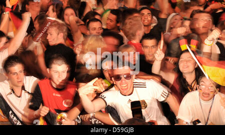 Gewalteskalierende Feiern Die Deutsche Nationalmannschaft bin Mittwoch (23.06.2010) Beim Public Viewing in der Innenstadt von Frankfurt am Main. Mehrere Zehntausend Sind Zusammengekommen, äh sterben Begegnung Deutschland Gegen Ghana Auf Videoleinwänden Zu Halt. Foto: Boris Roessler Dpa/lhe Stockfoto