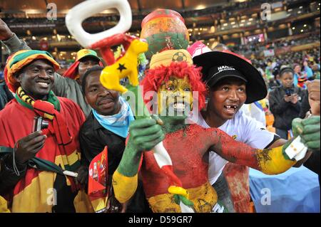 Fans auf der Tribüne Stand entsprechen der FIFA WM 2010-Gruppe D zwischen Ghana und Deutschland im Soccer City Stadium in Johannesburg, Südafrika 23. Juni 2010. Foto: Bernd Weissbrod Dpa - entnehmen Sie bitte http://dpaq.de/FIFA-WM2010-TC Stockfoto