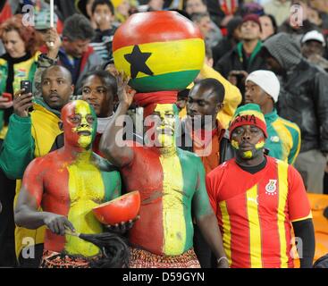 Unterstützer von Ghana feiern auf dem Stand während des 2010 FIFA World Cup-Gruppe D-Spiels zwischen Ghana und Deutschland in Soccer City, Johannesburg, Südafrika 23. Juni 2010. Foto: Marcus Brandt Dpa - entnehmen Sie bitte http://dpaq.de/FIFA-WM2010-TC Stockfoto
