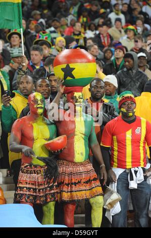 Unterstützer von Ghana feiern auf dem Stand während des 2010 FIFA World Cup-Gruppe D-Spiels zwischen Ghana und Deutschland in Soccer City, Johannesburg, Südafrika 23. Juni 2010. Foto: Marcus Brandt Dpa - entnehmen Sie bitte http://dpaq.de/FIFA-WM2010-TC Stockfoto