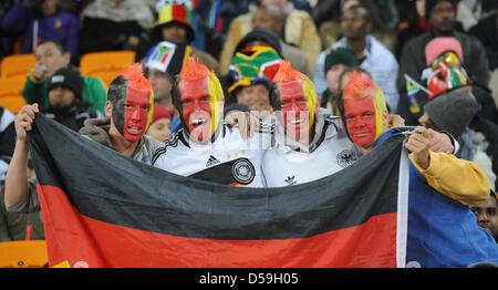 Unterstützer von Deutschland feiern auf dem Stand während des 2010 FIFA World Cup-Gruppe D-Spiels zwischen Ghana und Deutschland in Soccer City, Johannesburg, Südafrika 23. Juni 2010. Foto: Marcus Brandt Dpa - entnehmen Sie bitte http://dpaq.de/FIFA-WM2010-TC Stockfoto
