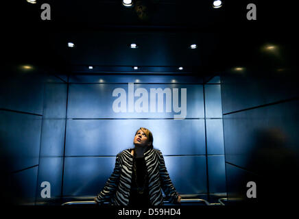 Irisch-amerikanischen Sängerin Maite Kelly posiert für die Kamera in einem Interview für die deutsche Presse-Agentur Dpa in Berlin, Deutschland, 27. März 2013. Foto: Kay Nietfeld Stockfoto
