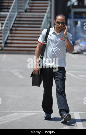 Britischer Fahrer Lewis Hamilton von McLaren Mercedes kommt im Fahrerlager der Stadtkurs von Valencia, Spanien, 24. Juni 2010. Die 2010 ist Formual 1 Grand Prix von Europa am 27. Juni statt. Foto: David Ebener Stockfoto