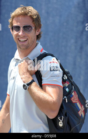 Britischer Fahrer Jenson Button McLaren-Mercedes kommt im Fahrerlager der Stadtkurs von Valencia, Spanien, 24. Juni 2010. Die 2010 ist Formual 1 Grand Prix von Europa am 27. Juni statt. Foto: David Ebener Stockfoto