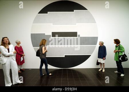 Besucher in Zimmer 3 von David Tremlett Ausstellung "Salons" in der Kunsthalle in Hamburg, Deutschland, 24. Juni 2010. Es ist die erste Einzelausstellung des Künstlers in einem deutschen Museum seit 1992. Für diese Show hat der 65 Jahre alte Künstler riesige bunten Wandmalereien für das gesamte vierte Etage der Galerie der Gegenwart geschaffen. Tremlett, die seit den 1960er Jahren regelmäßig ausgestellt hat und Stockfoto