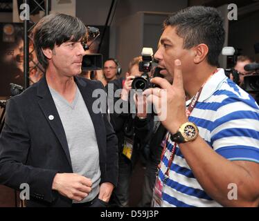 Deutsche Headcoach spricht Joachim Löw (L), ehemaliger Fußballspieler Giovane Elber (R) während einer Pressekonferenz des deutschen Teams im Velmore Grand Hotel in Erasmia bei Pretoria, 25. Juni 2010. Foto: Bernd Weißbrod Dpa +++(c) Dpa - Bildfunk +++ Stockfoto