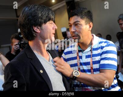 Deutsche Headcoach spricht Joachim Löw (L) mit ehemaligen brasilianischen Spieler Giovanne Elber nach einer Pressekonferenz des deutschen Teams im Velmore Grand Hotel in Erasmia in der Nähe von Pretoria, Südafrika 25. Juni 2010. Foto: Marcus Brandt dpa Stockfoto