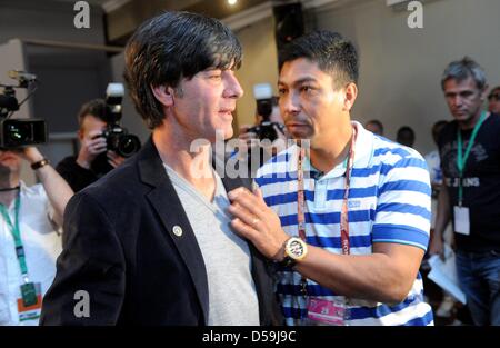 Deutsche Headcoach spricht Joachim Löw (L) mit ehemaligen brasilianischen Spieler Giovanne Elber nach einer Pressekonferenz des deutschen Teams im Velmore Grand Hotel in Erasmia in der Nähe von Pretoria, Südafrika 25. Juni 2010. Foto: Marcus Brandt Dpa +++(c) Dpa - Bildfunk +++ Stockfoto