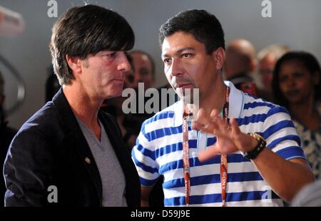 Deutsche Headcoach spricht Joachim Löw (L) mit ehemaligen brasilianischen Spieler Giovanne Elber nach einer Pressekonferenz des deutschen Teams im Velmore Grand Hotel in Erasmia in der Nähe von Pretoria, Südafrika 25. Juni 2010. Foto: Marcus Brandt Dpa +++(c) Dpa - Bildfunk +++ Stockfoto