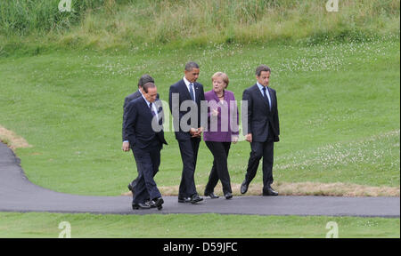 Der Züricher Ministerpräsident Silvio Berlusconi (l-R), U.S. Präsident Barack Obama Bundeskanzlerin Angela Merkel Und der französischen Präsident Nicolas Sarkozy Gehen bin Freitag (25.06.2010) Nahe Huntsville Zum Familienfoto-Termin. Die Regierungschefs der Wichtigsten Wirtschaftsnationen der Welt treffen Vom 25.-27.06.2010 in der Region Muskoka Zum G8 Und Anschließend in Toronto Stockfoto