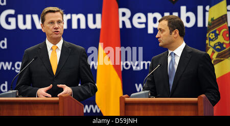 Außenminister Guido Westerwelle (l) bei einer Pressekonferenz mit Ministerpräsident der Republik Moldau, Vlad Filat (r) in Chisinau, Republik Moldau, 25. Juni 2010. Während seiner zwei-Tages-Reise besuchen Westerwelle verschiedenen Ländern in Osteuropa. Foto: HANNIBAL HANNSCHKE Stockfoto